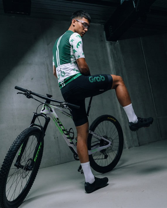 GRAB HQ Custom Jersey and Bibshorts worn by a cyclist